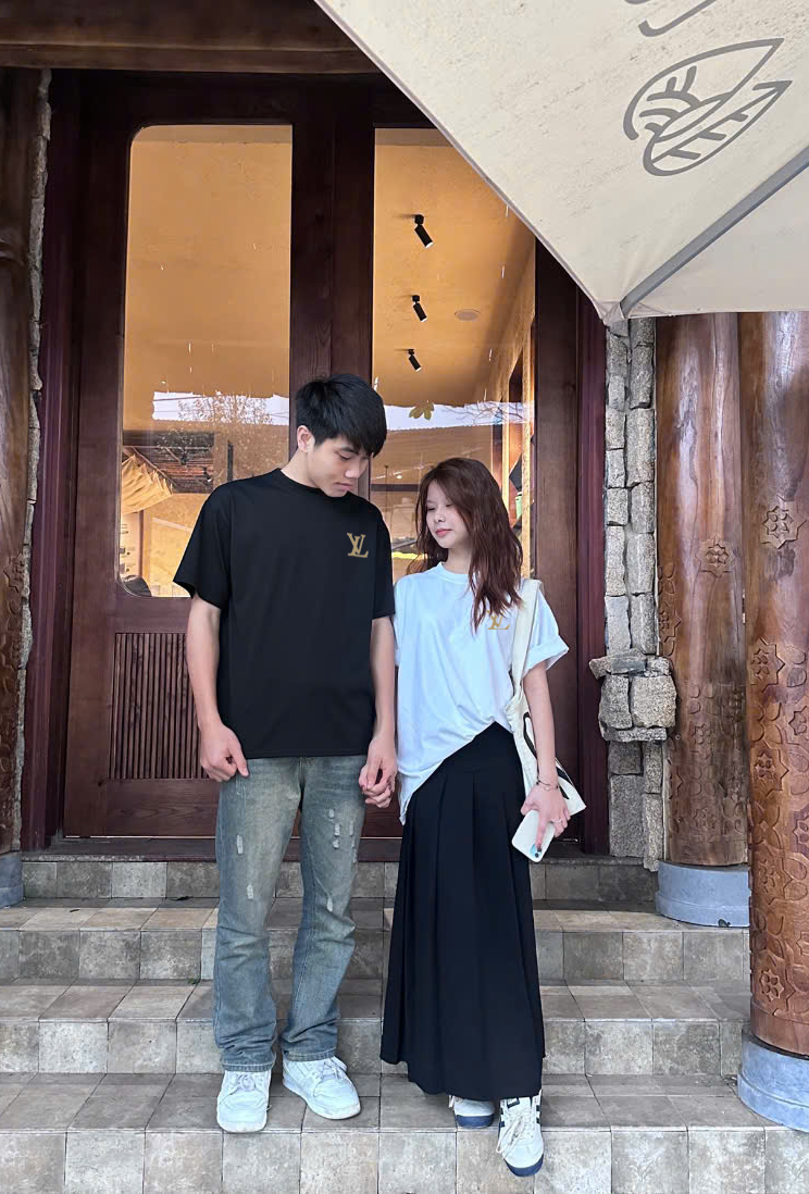 Áo Phông Nam Nữ Cổ Tròn In Chữ Lv Form Rộng Chất Cotton 2 Chiều 4 Màu Phù Hợp Cả Nam Và Nữ, Áo Phông Đôi Nam Nữ Mùa Hè.